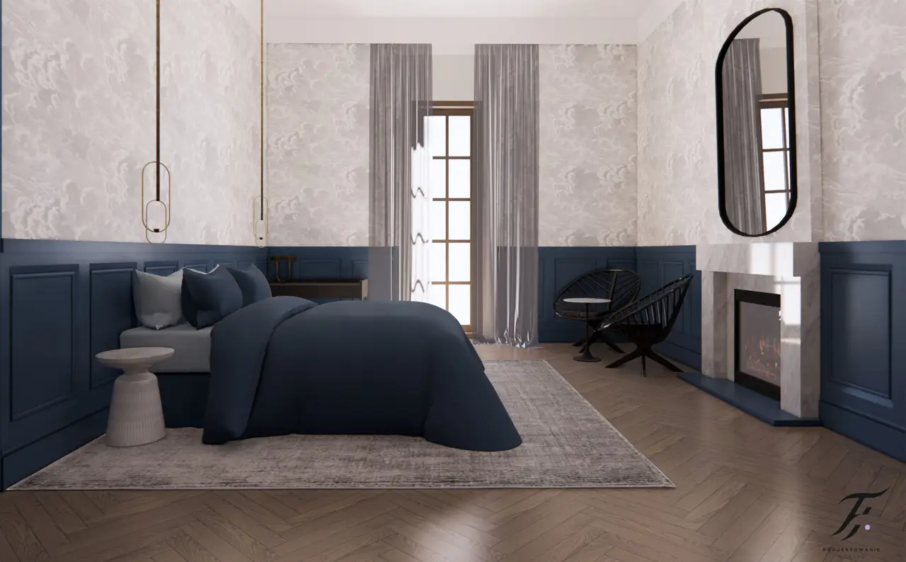 nowoczesna sypialnia o eleganckim, stonowanym wystroju. W centrum pokoju znajduje się duże łóżko z ciemnogranatową pościelą, ustawione na szarym, miękkim dywanie. Ściany pokryte są tapetą fornasetti z subtelnym wzorem  chmur, a dolna część ścian wykończona jest ciemnoniebieskimi panelami, które harmonizują z kolorystyką łóżka. Po bokach łóżka wiszą nowoczesne lampy na długich złotych uchwytach, dodające wnętrzu elegancji.  Po prawej stronie znajduje się kominek obudowany marmurem, nad którym wisi owalne lustro w czarnej ramie. Obok kominka ustawione są czarne, stylowe fotele i mały stolik, tworząc kącik relaksacyjny. Zasłony w oknach są delikatne i przejrzyste, co pozwala na subtelne przepuszczanie światła do wnętrza. Na podłodze znajduje się parkiet ułożony w jodełkę, dodając całości wnętrza luksusowego i przytulnego charakteru.